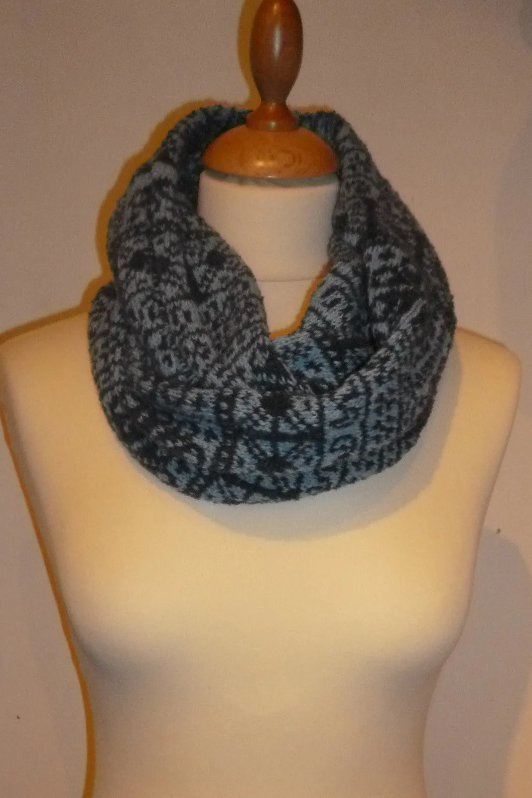 Annie Glue Two colour Navy and Light Blue fair Isle Snood