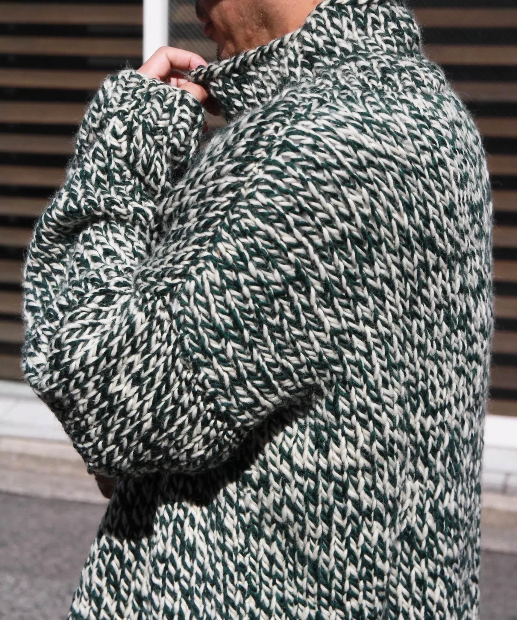 HAND OVERSIZED HIGHNECK SWEATER "GREEN & WHITE"